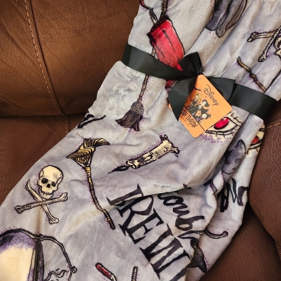 Disney Hocus Pocus Trouble Brewing Throw Blanket NEW - Picture 6 of 6